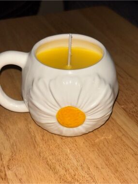 White Ceramic Daisy Mug Candle with Birds of Paradise scent